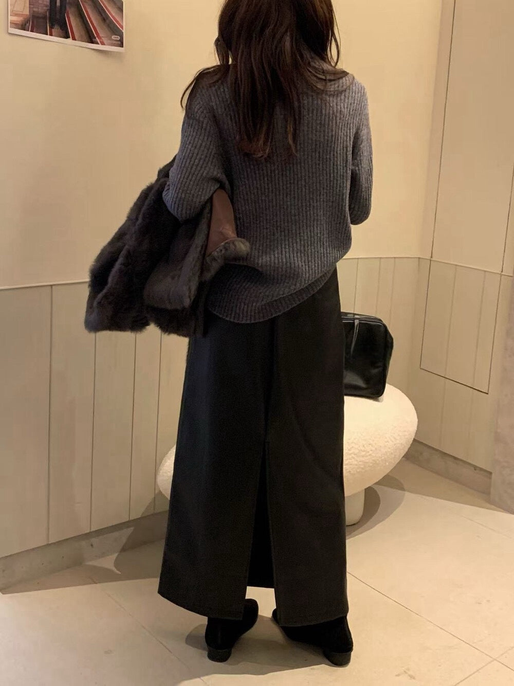 // 啞光質感絨底後開叉皮裙