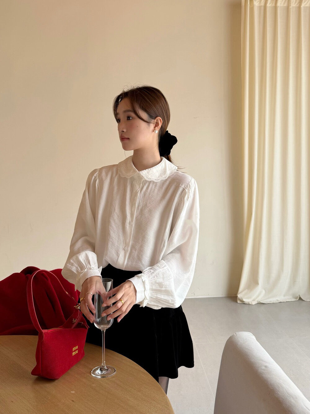 // 精緻花邊刺繡圓翻領BL