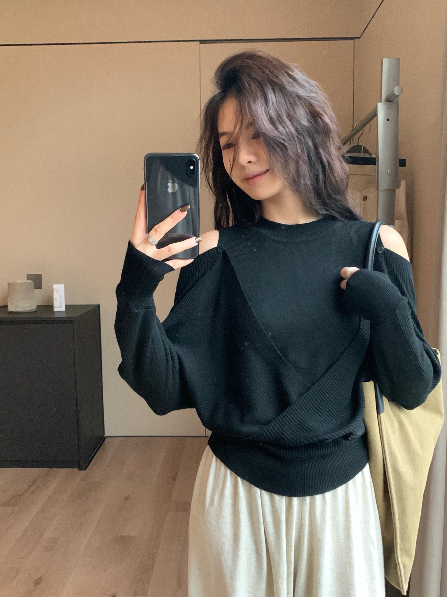 // 設計感交叉露肩針織上衣