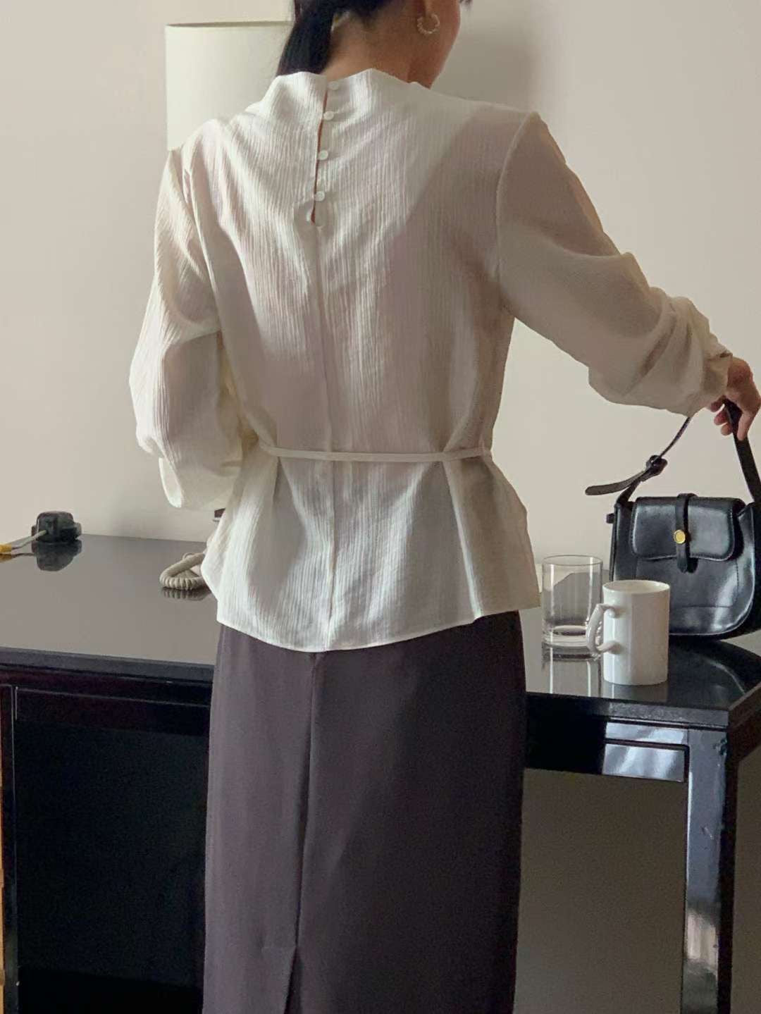 // 自帶肌理感後鈕扣小立領綁腰BL