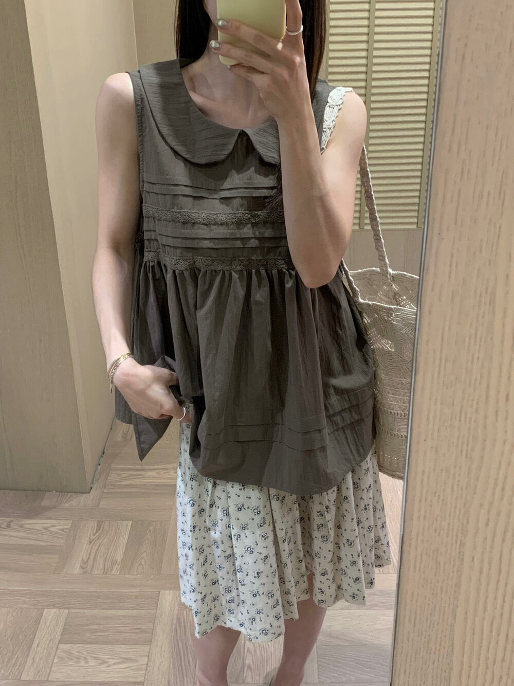 B73 / 娃娃領壓褶lace邊背心BL