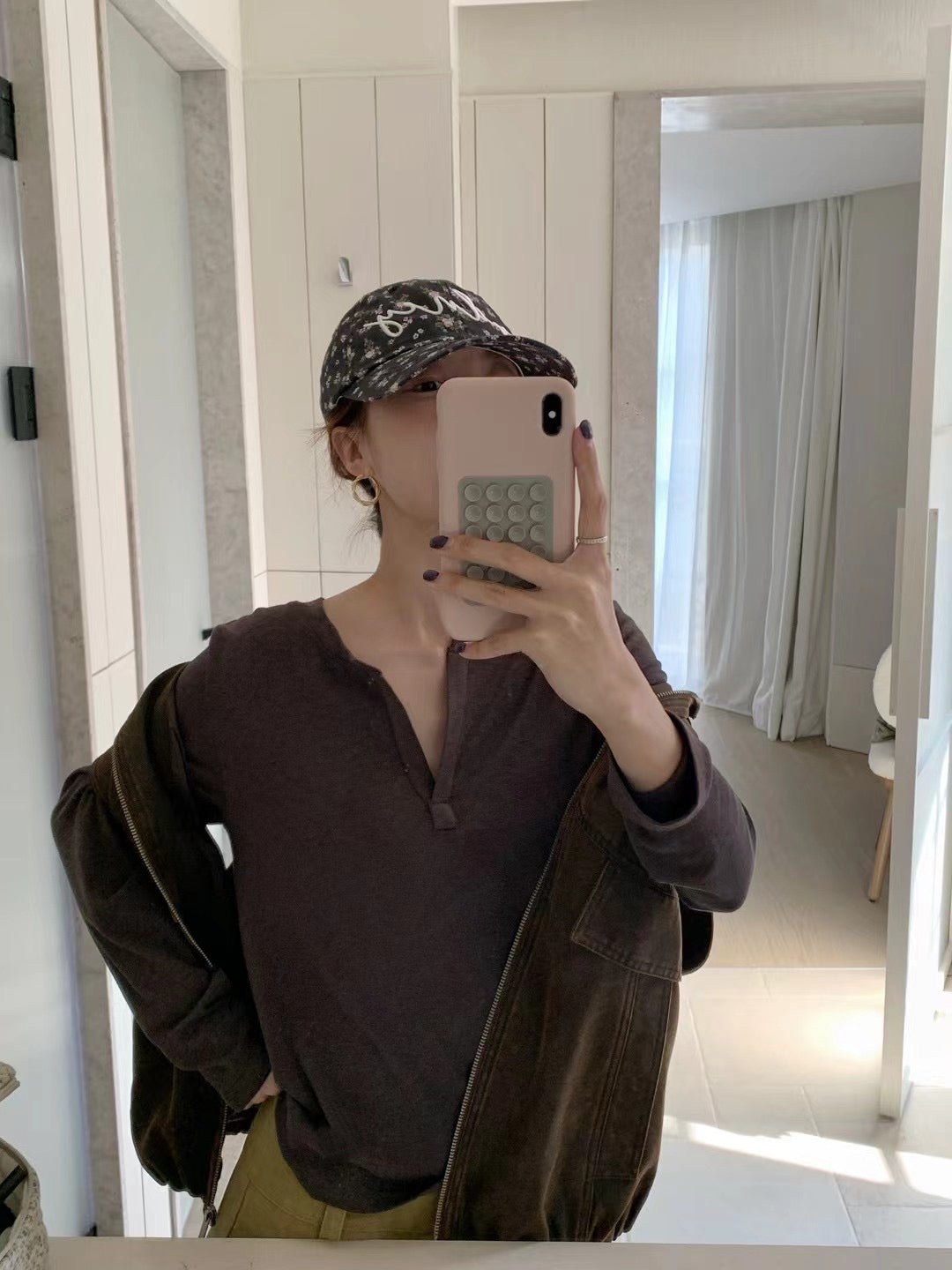 // 軟糯垂感小V領高質TEE