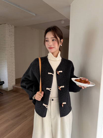 // 100%羊毛V領牛角鈕雙面手工外套