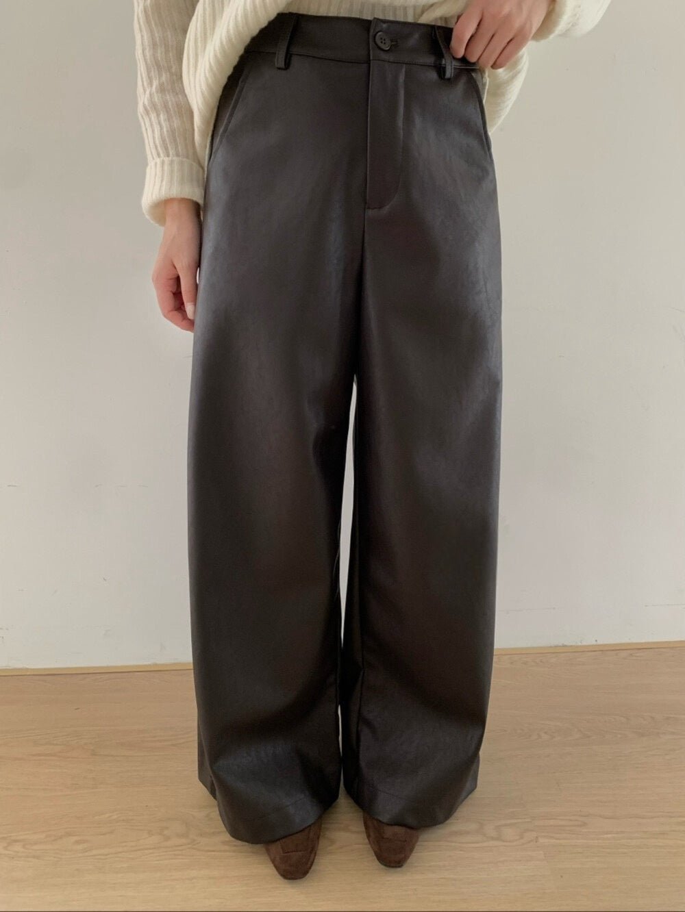 // 造型感絨底直腳皮褲