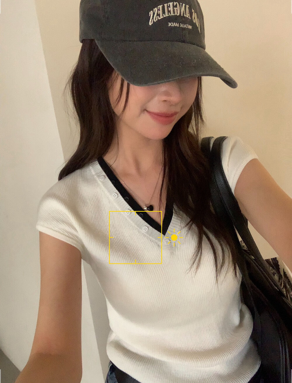 // 不規則鈕扣假兩件撞色V領針織上衣