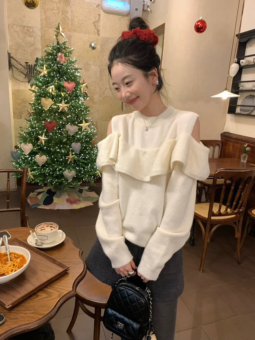 // 小性感露肩荷葉邊毛衣