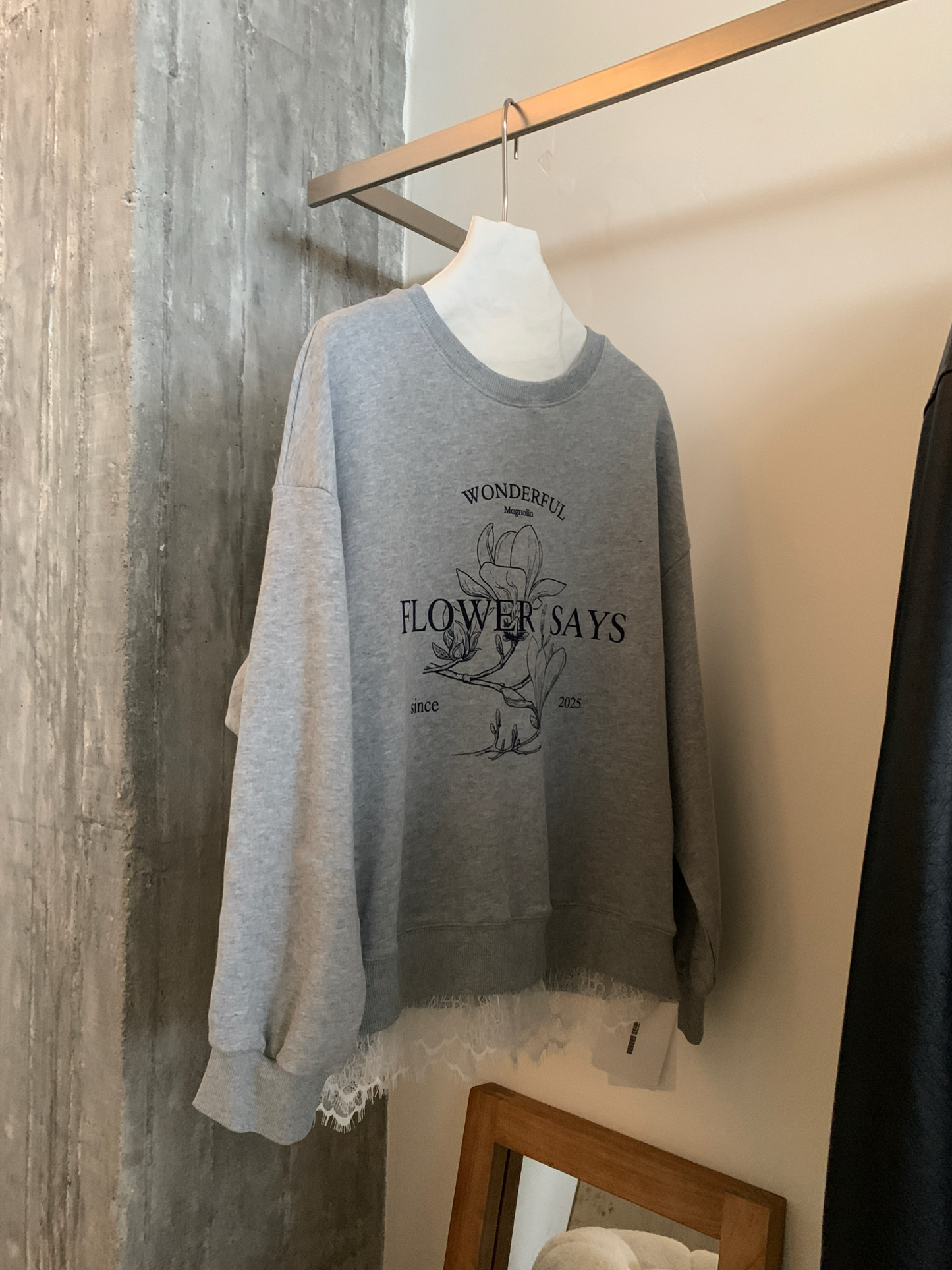 // 拼接lace腳花花圖案衛衣