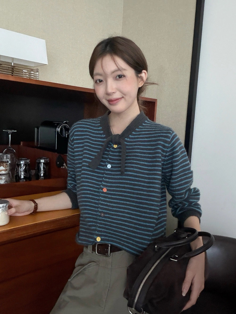 C81 / 綁帶領彩扣間條針織外套