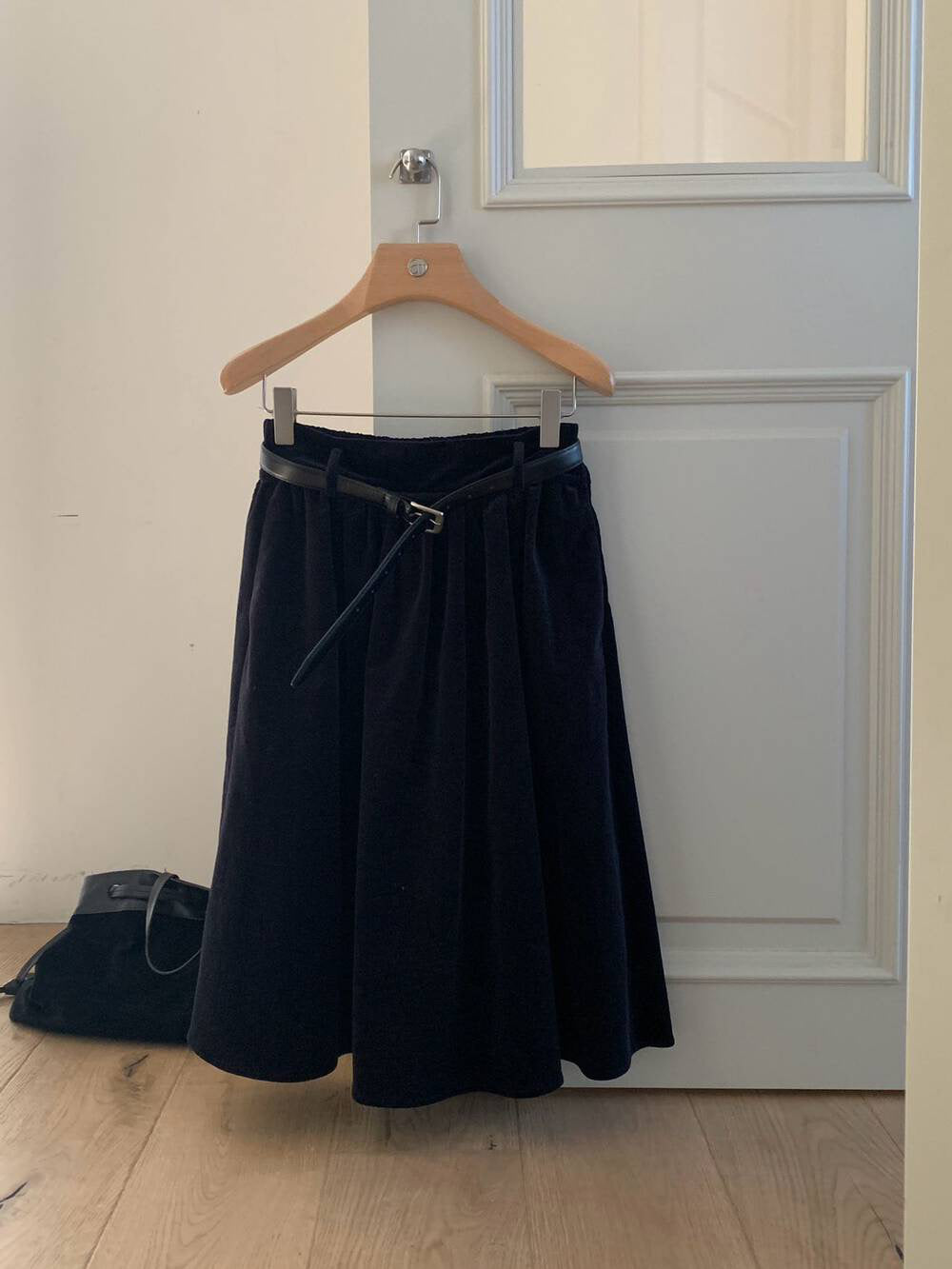 // 高腰壓褶簡約韓風中裙(連腰帶)