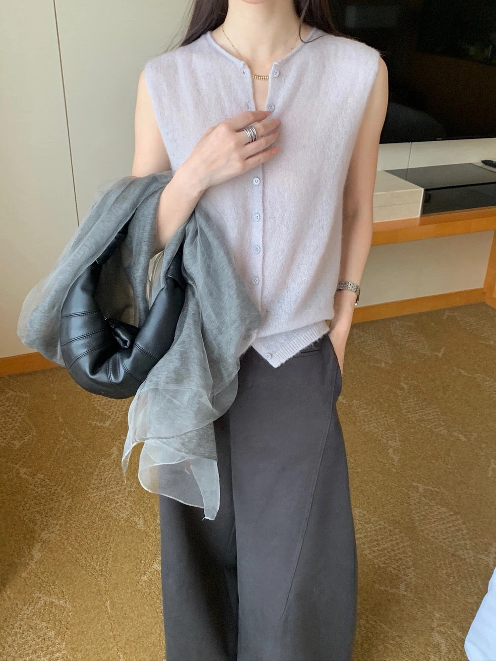 B79 / 微透膚薄款排扣羊毛背心(46%wool)