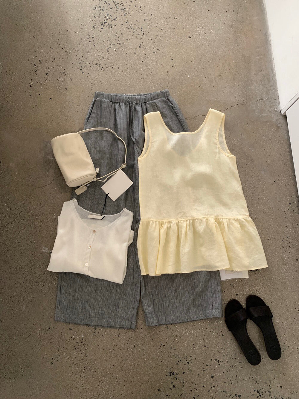// 麻質荷葉腳簡約U領背心