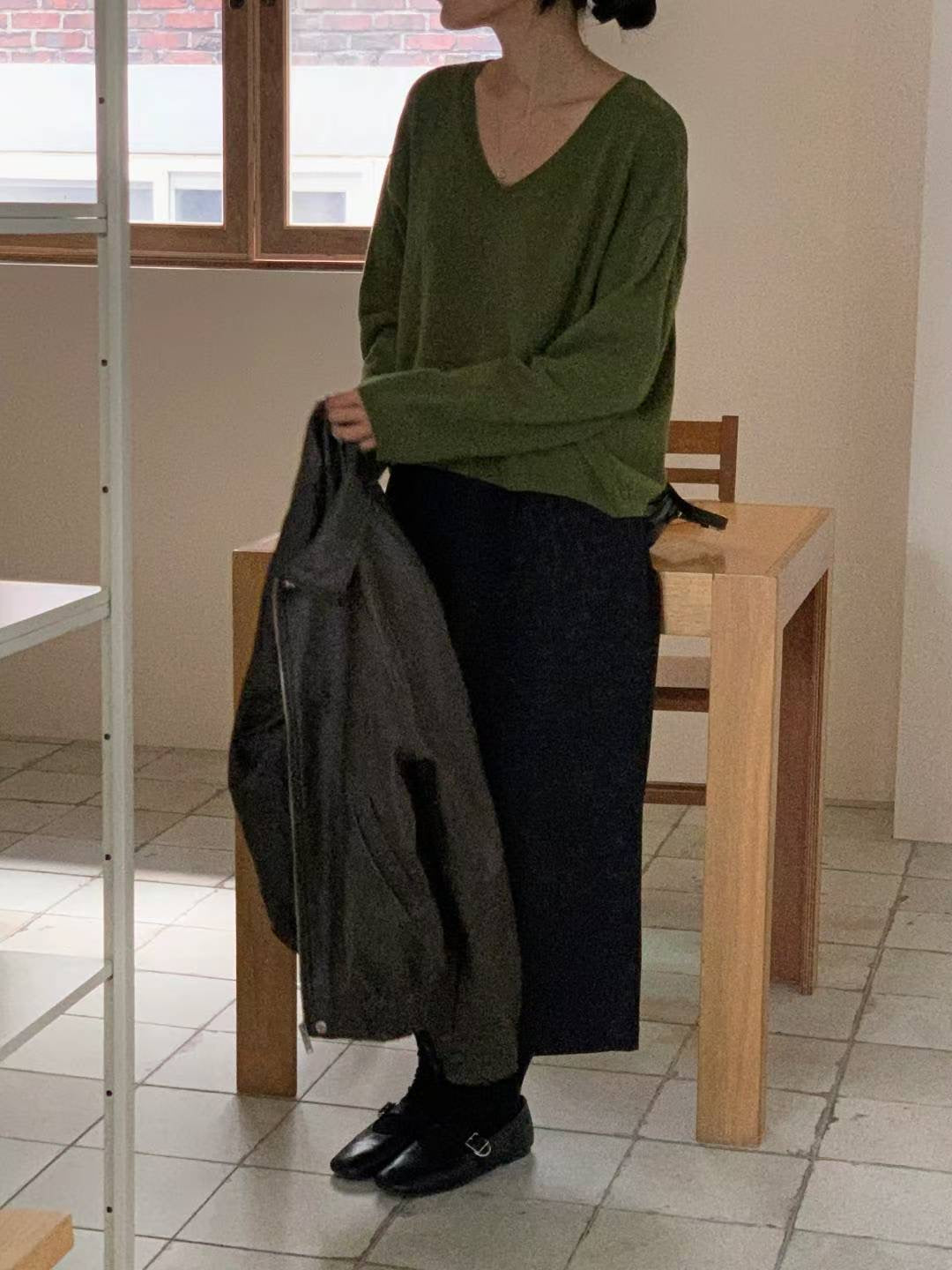 // 柔軟V領薄羊毛上衣