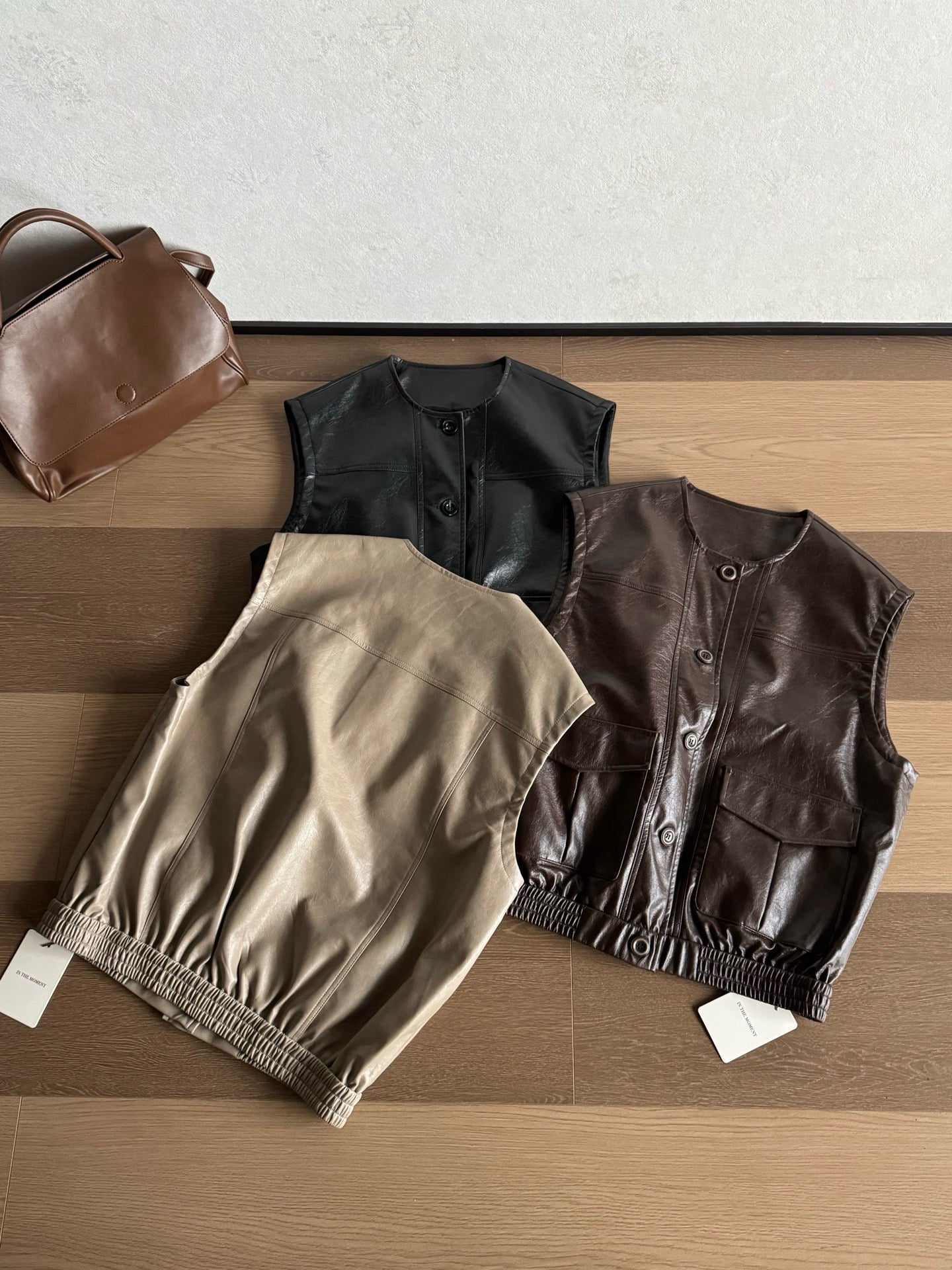 // 超帥圓領口袋彷皮背心外套