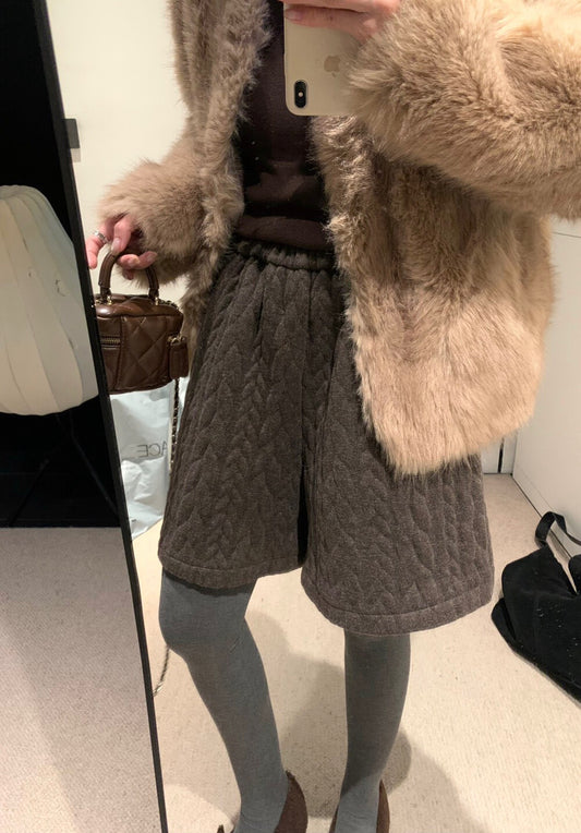 // 復古感麻花後口袋加絨短褲