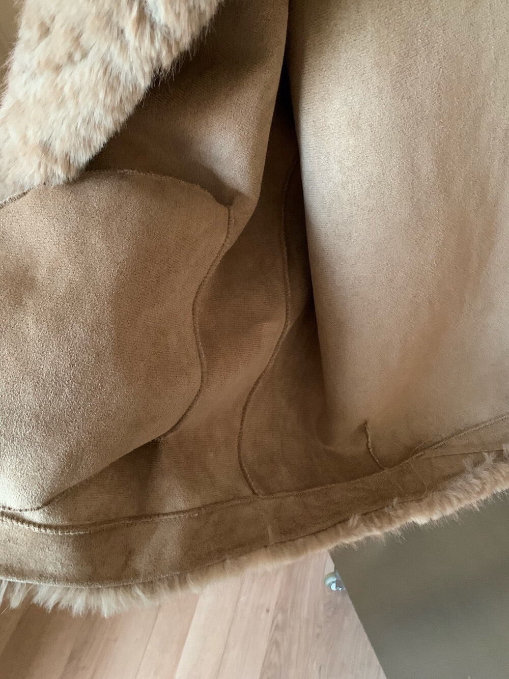 // 牛角扣麂皮底毛毛外套