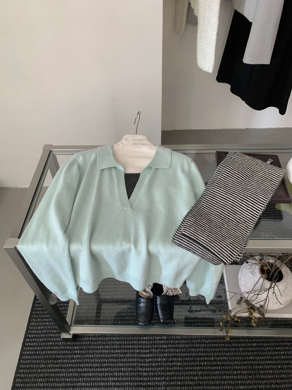 // 自帶造型假兩件小v翻領NT