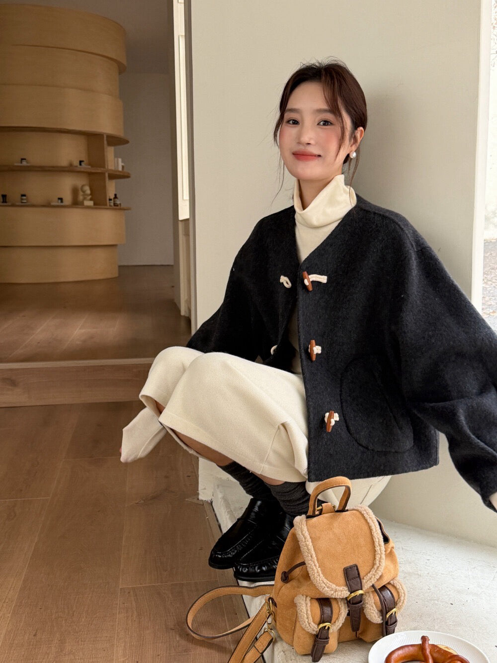 // 100%羊毛V領牛角鈕雙面手工外套