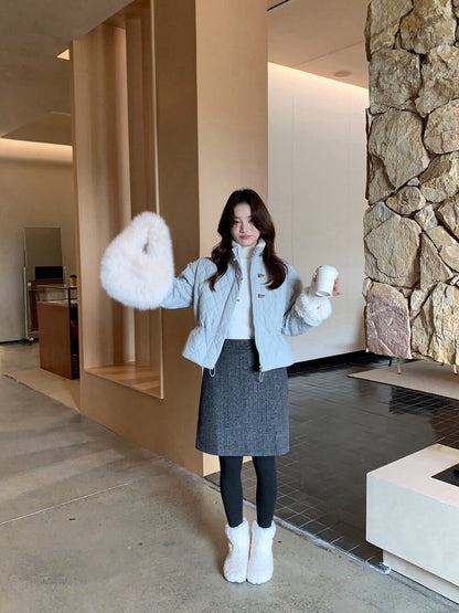 // 毛毛邊可抽繩腰牛角鈕菱格夾棉短外套