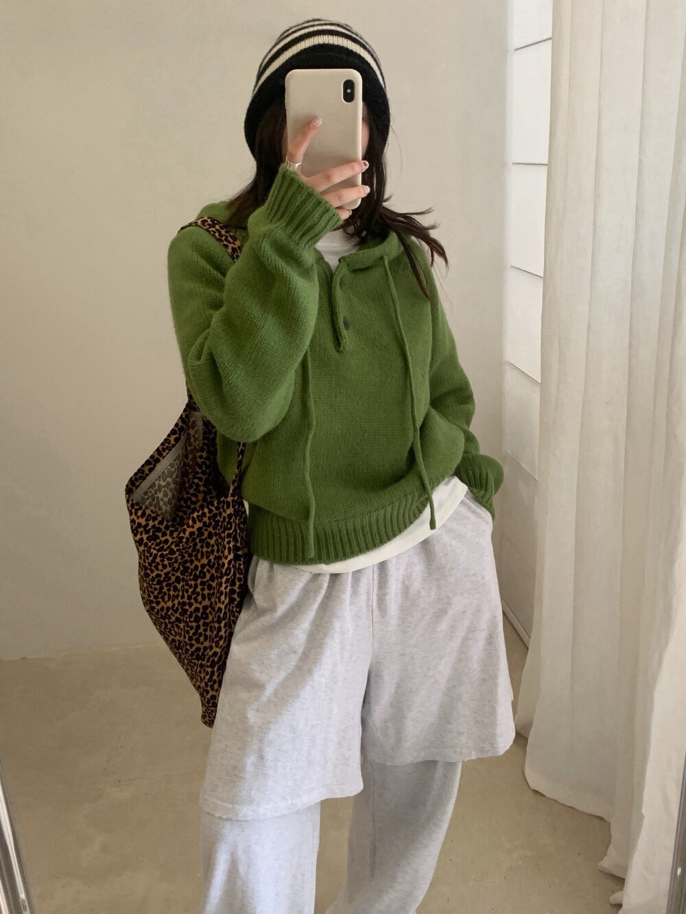 // 鈕扣設計連帽落肩毛衣