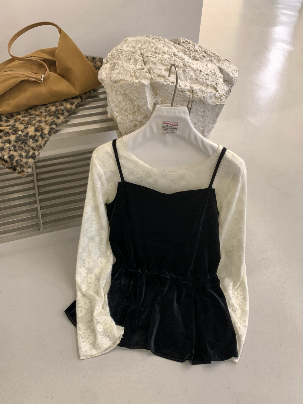 // 精緻刺繡上衣+後綁帶絲絨吊帶套裝