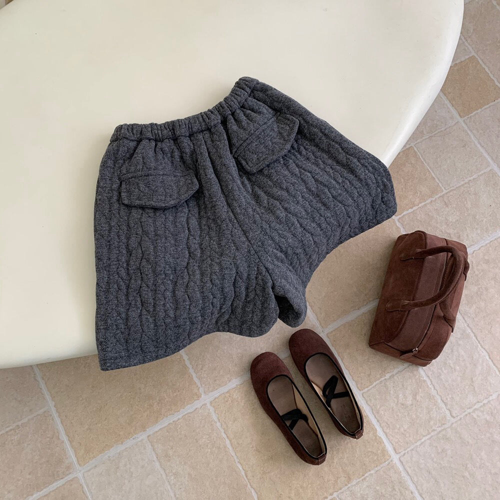 // 復古感麻花後口袋加絨短褲