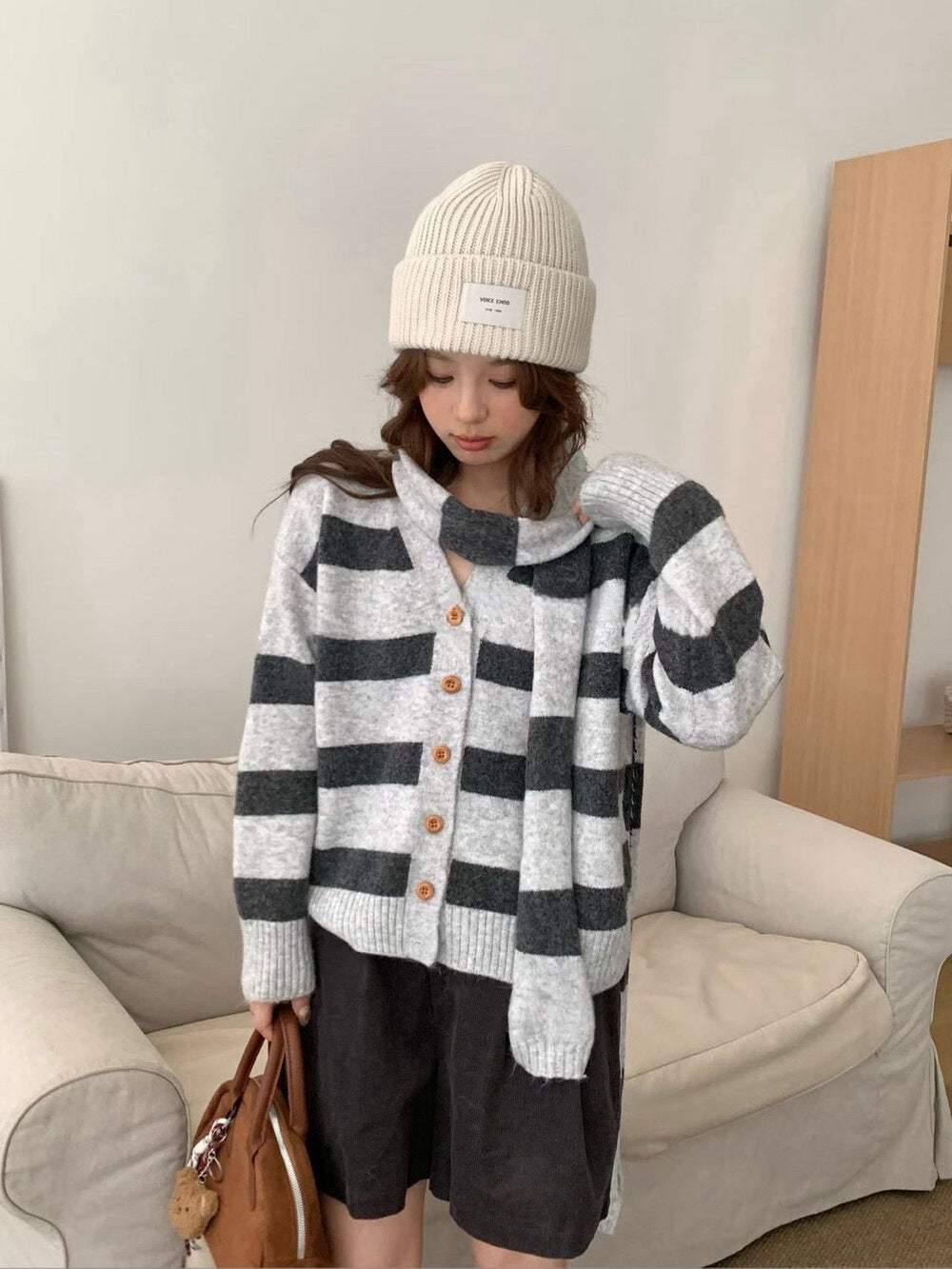 // 17%綿羊毛V領粗間條CD(連頸巾)