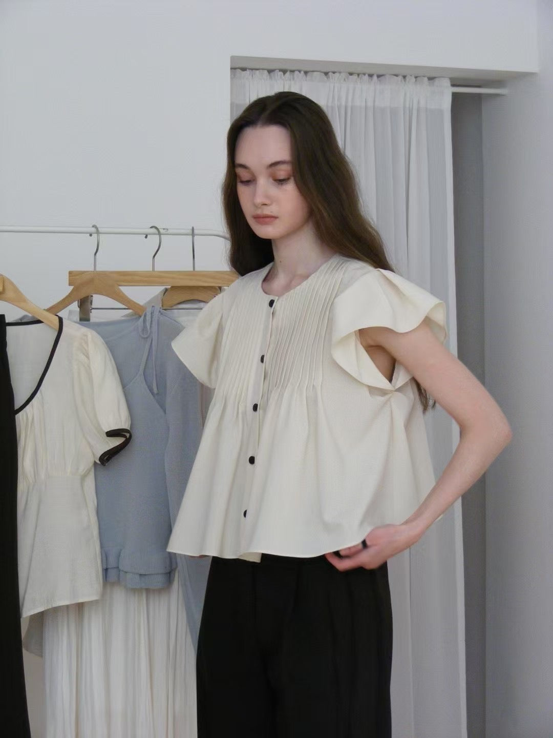 (現貨) 設計師款// 飛飛袖細壓褶微傘尾BL