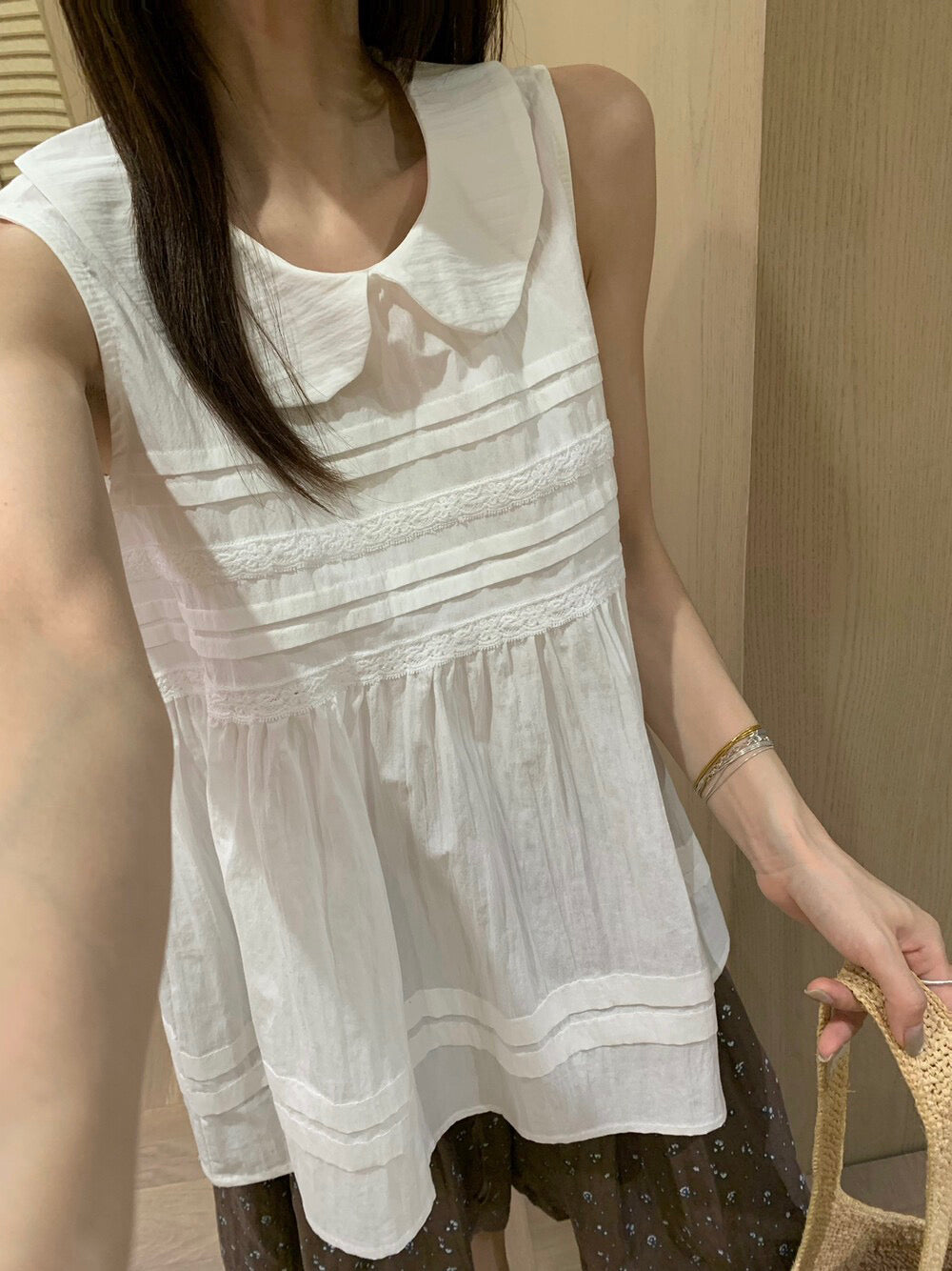 B73 / 娃娃領壓褶lace邊背心BL