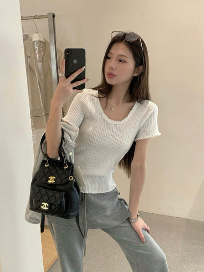 // 大U領顯瘦直紋木耳邊TEE