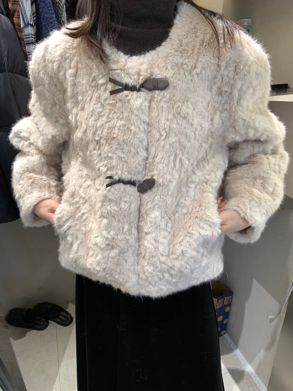 // 牛角扣麂皮底毛毛外套