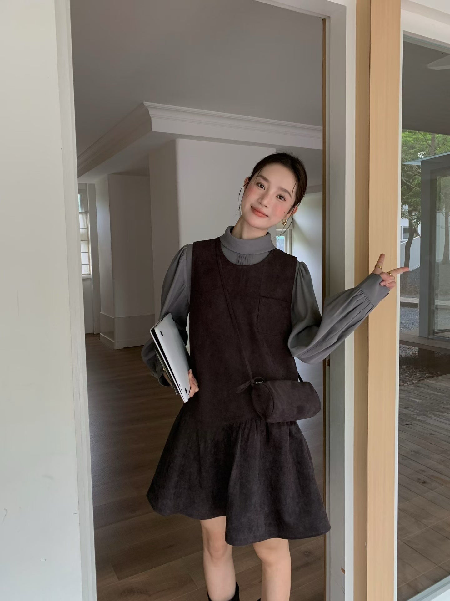 // 壓褶翻領silky BL+麂皮絨荷葉腳背心OPS套裝(連袋仔)