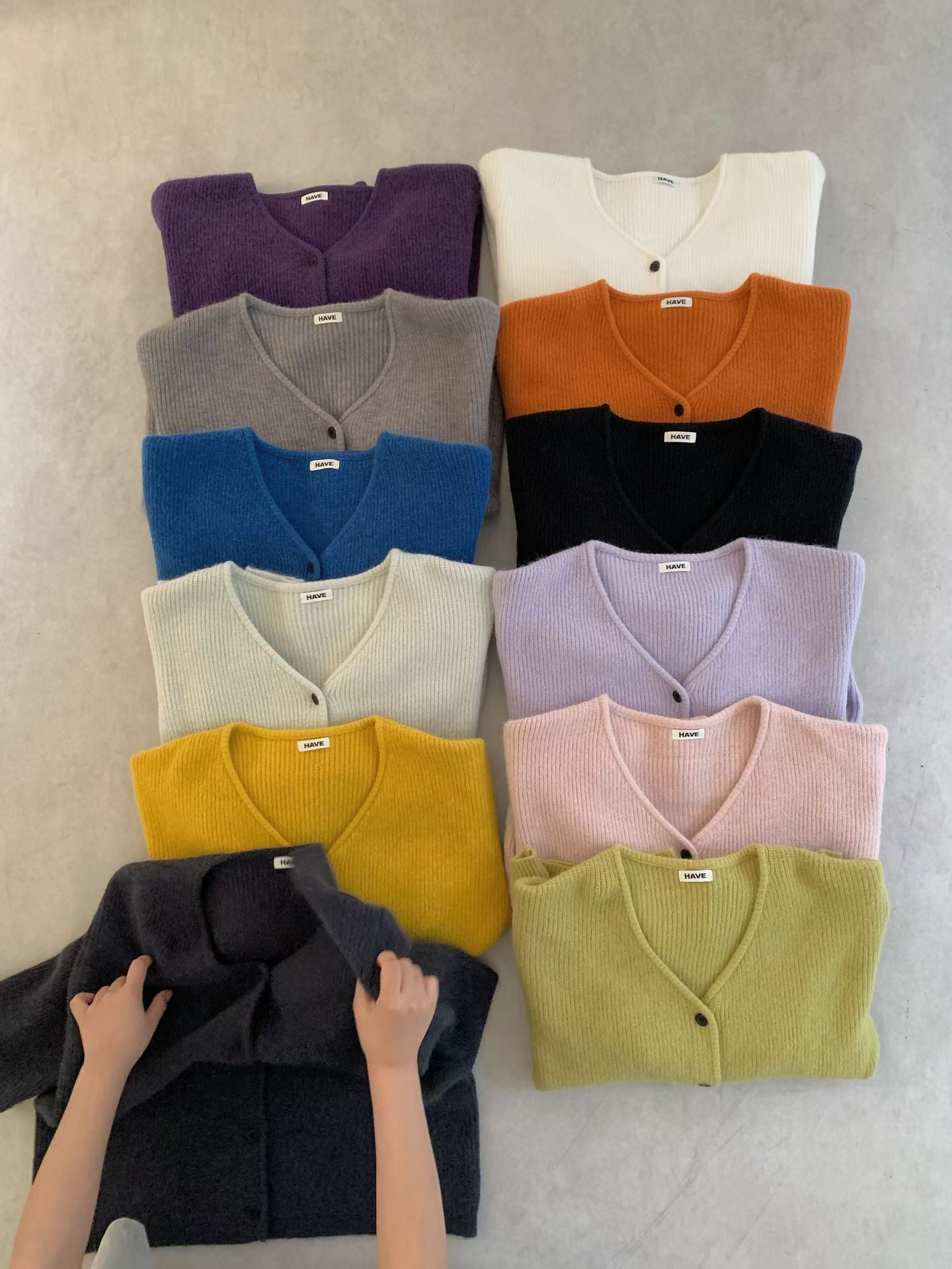 // 12色超美色系V領排扣羊絨紗CD