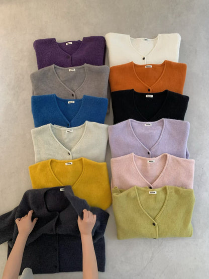 // 12色超美色系V領排扣羊絨紗CD