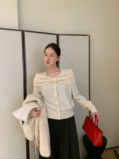 // 57%wool蝴蝶結一字領排扣NT