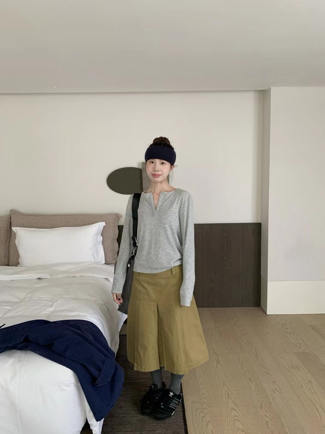 // 軟糯垂感小V領高質TEE