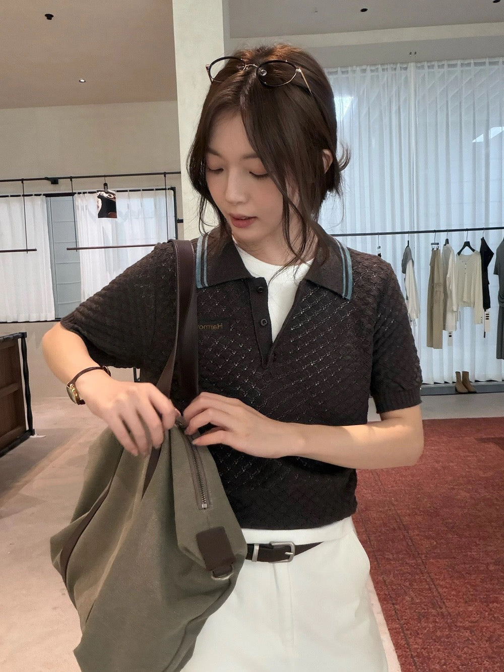 B64 / 鏤空肌理感小刺繡學院風短袖polo針織上衣