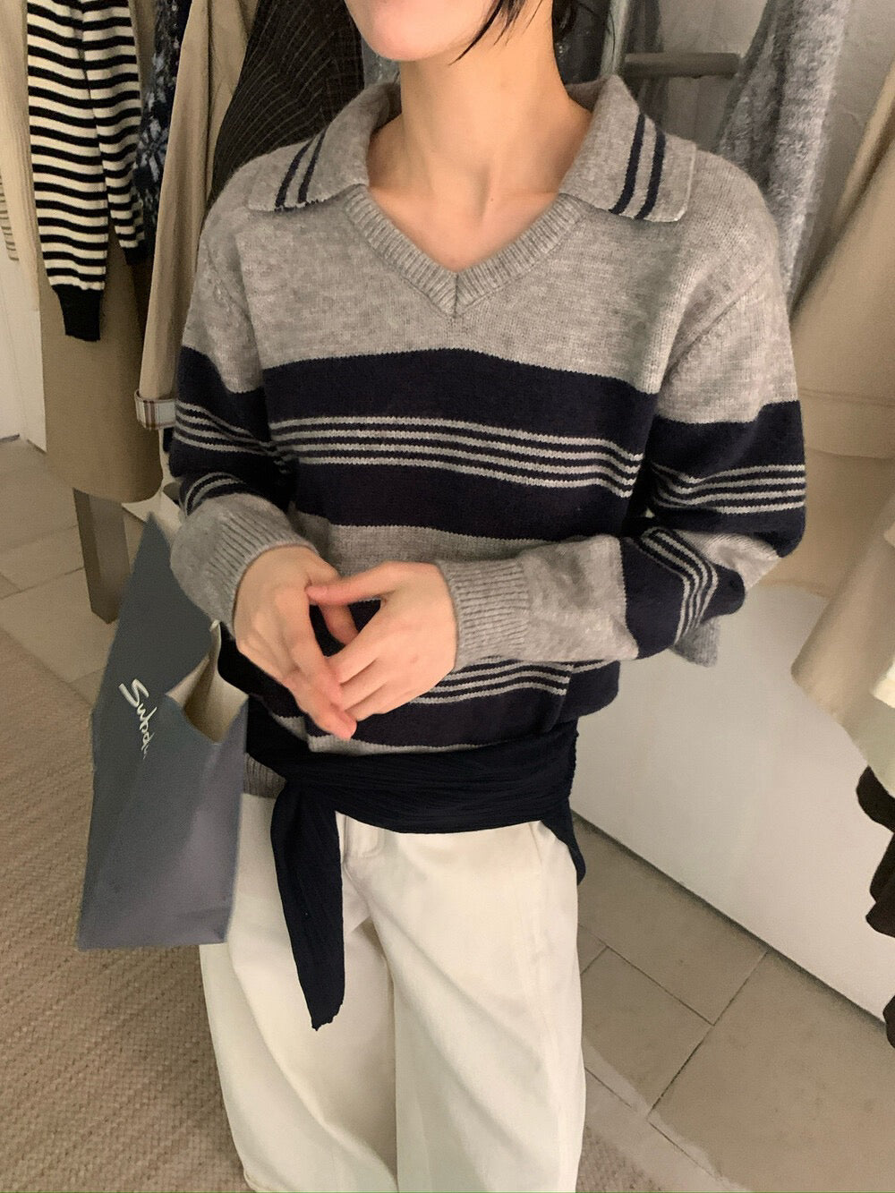 // 極簡風小V翻領間條毛衣