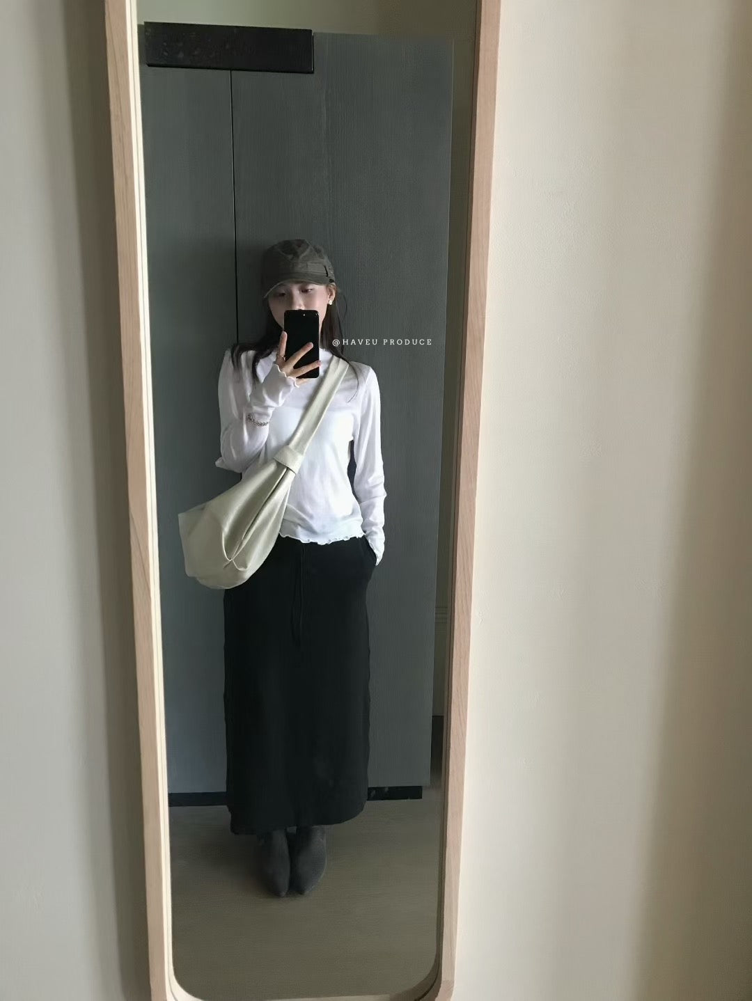 // 細軟親膚卷卷邊針織上衣