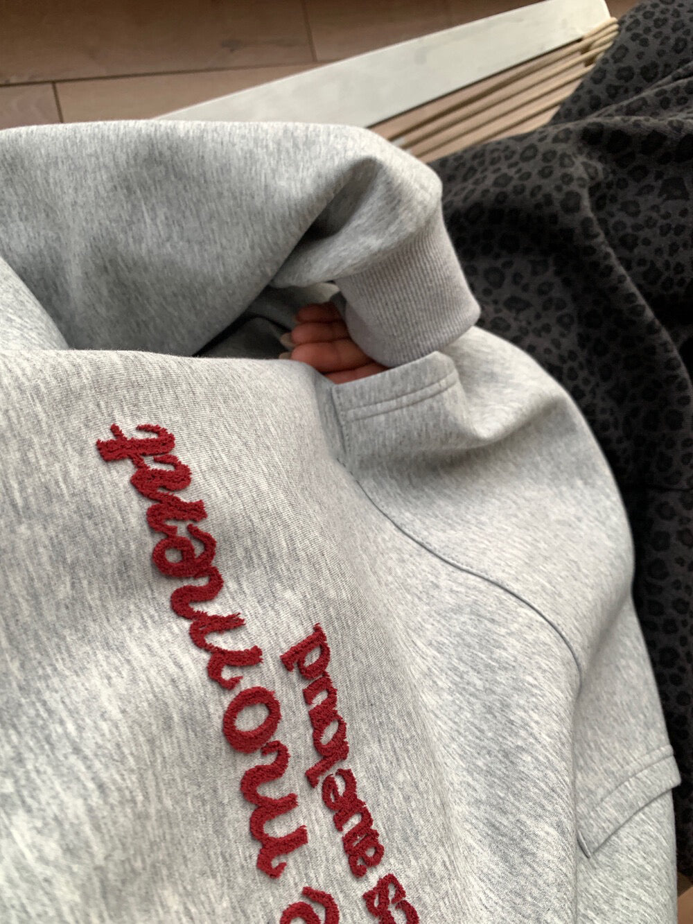 // 復古感植絨字連帽衛衣