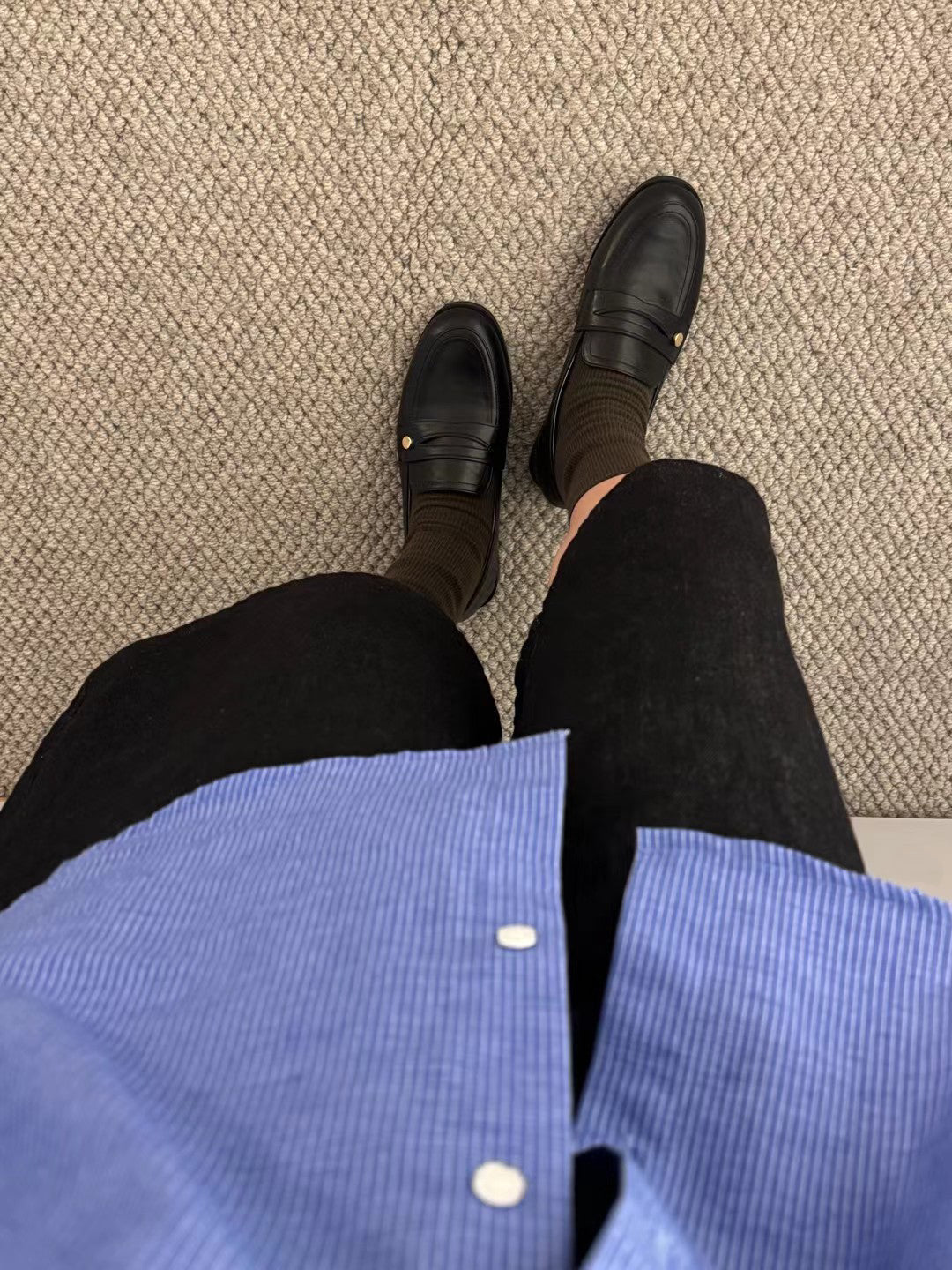 // 經典款金屬扣裝飾loafers