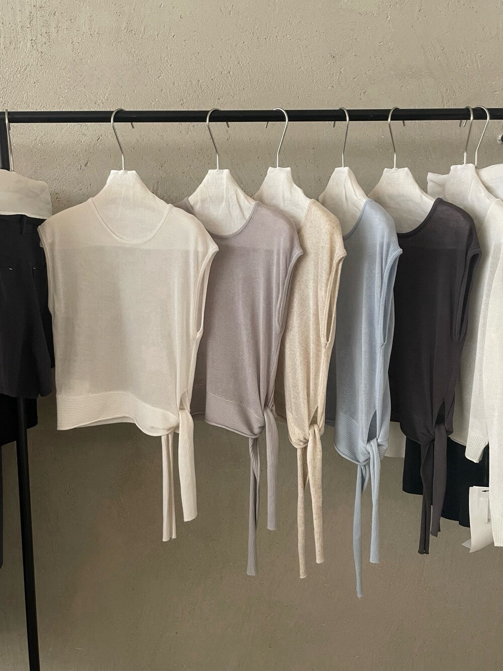 // lyocell麻織紋側綁帶遮肩背心NT
