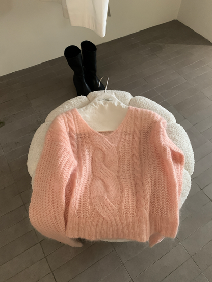 // 馬海毛麻花V領毛衣