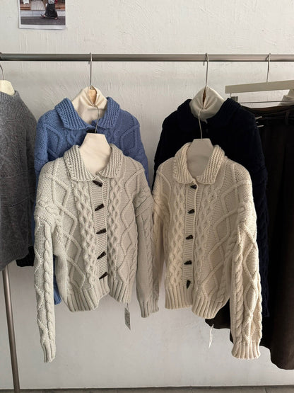 // 麻花牛角鈕坑紋翻領CD