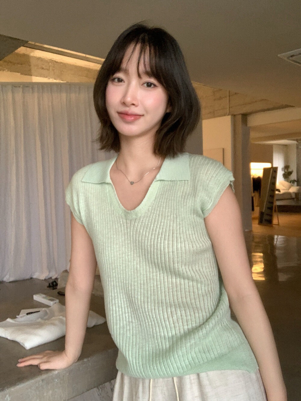 // 竹節麻小U翻領針織上衣