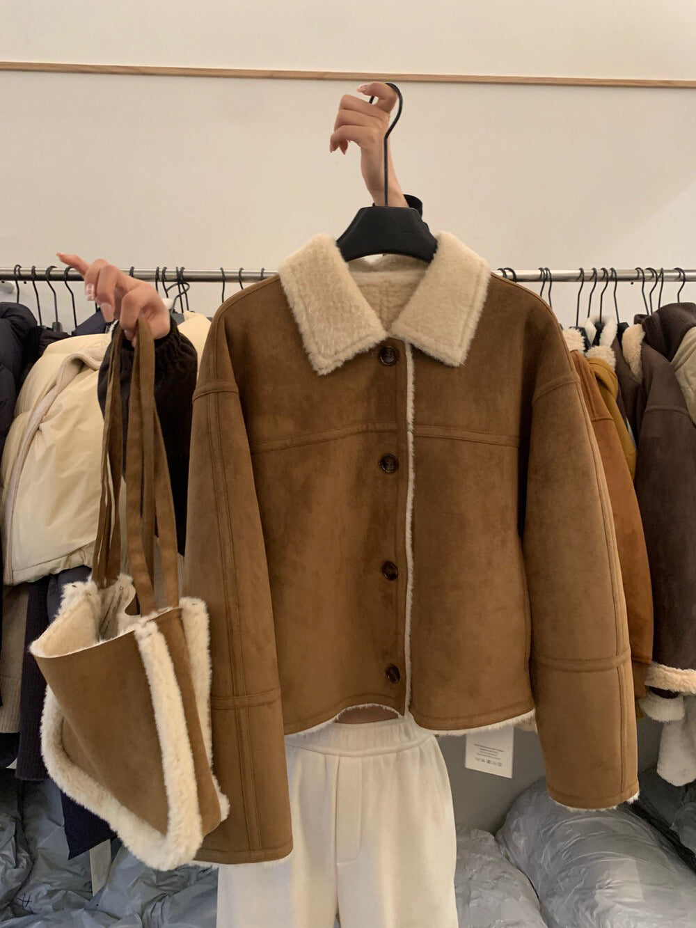 // 超軟皮毛一體麂皮翻領外套(連袋仔)