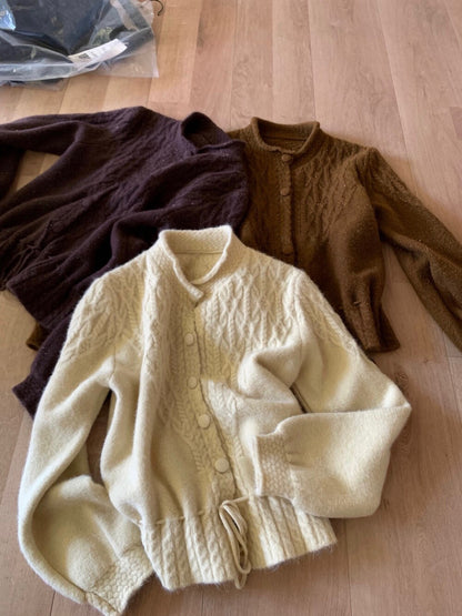 // 復古感麻花包扣綁帶腰毛衣