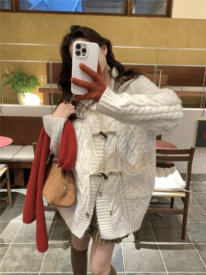 // 超重工牛角鈕麻花連帽中長CD