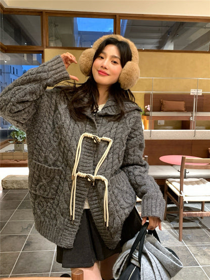 // 超重工牛角鈕麻花連帽中長CD