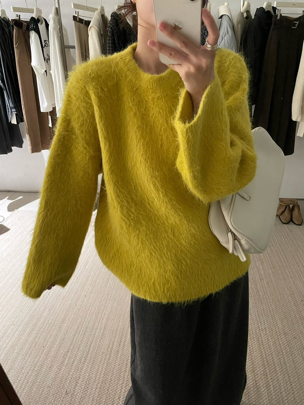 // 軟糯質感拉絨圓領寬鬆毛衣