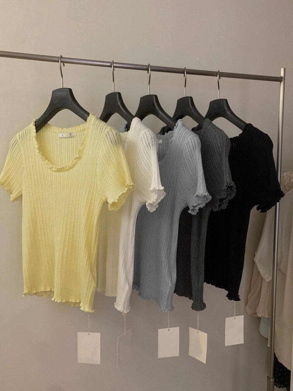 // 大U領顯瘦直紋木耳邊TEE